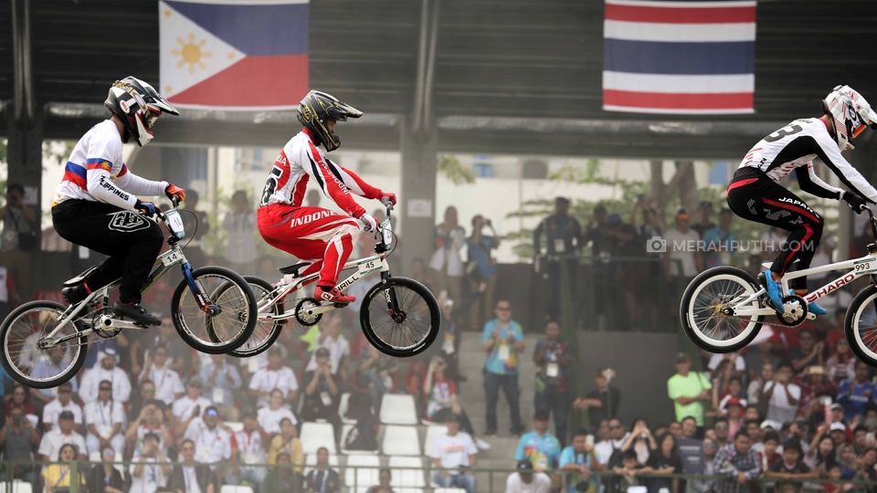 Aksi 22 Atlet Bersaing di Balap Sepeda BMX