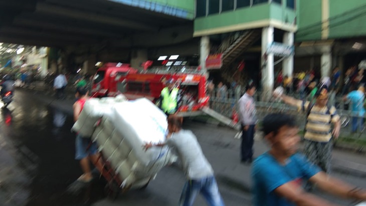 Kebakaran melanda Blok C Pasar Tanah Abang, Jakarta Pusat pada Senin (22/4) sekitar pukul 07.10 WIB. (Foto: TMC Polda Metro Jaya)