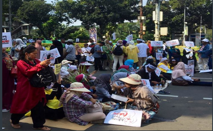 Massa berunjuk rasa sekitar Gedung MK