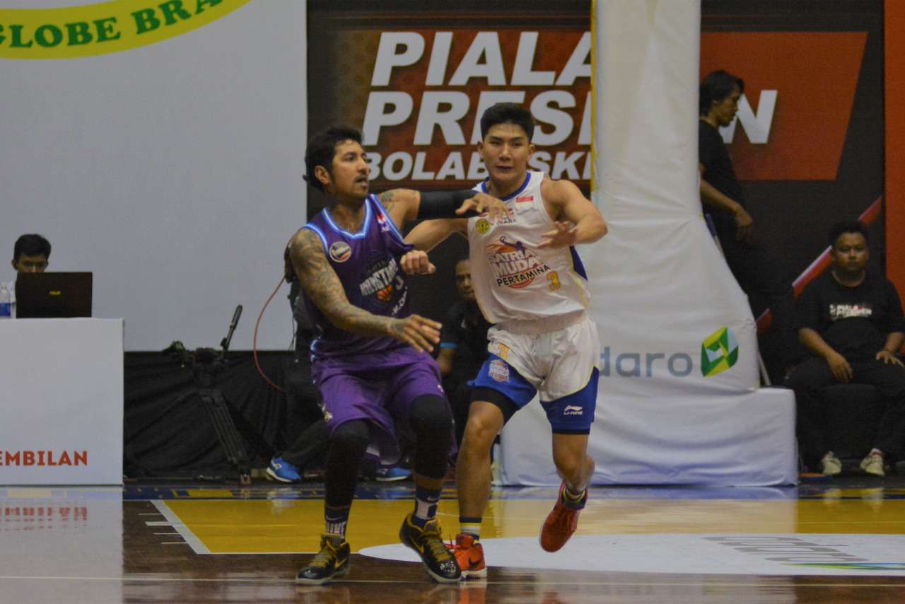 Pemain Tim Satria Muda Pertamina (SMP) Jakarta dan Amartha Hang Tuah tampil di partai puncak turnamen basket Piala Presiden di Gor Sritex Arena, Solo, Jawa Tengah, Minggu (24/11). (MP/Ismail)