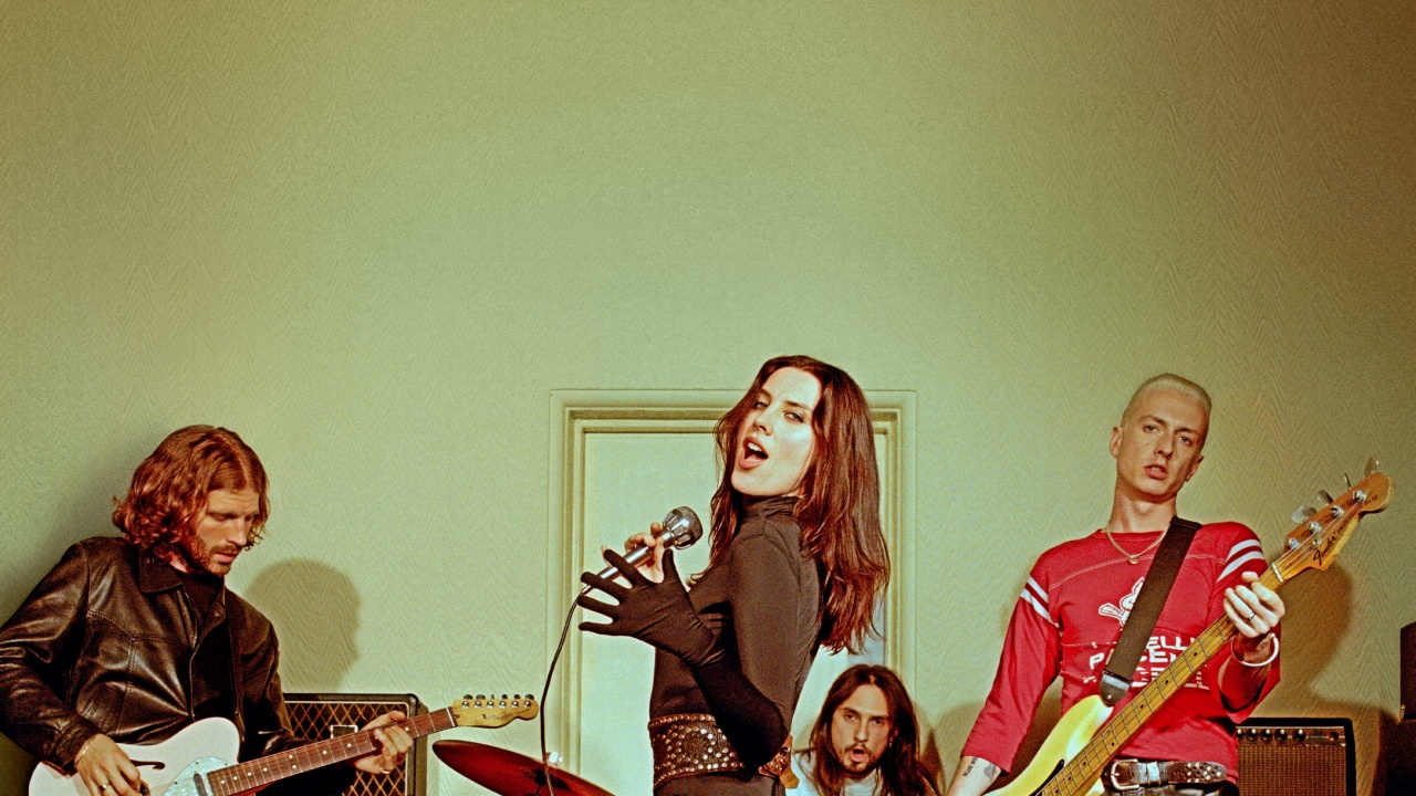 Lirik Bloom Baby Bloom Dengan Sentuhan Riff Bass  Ala Wolf Alice