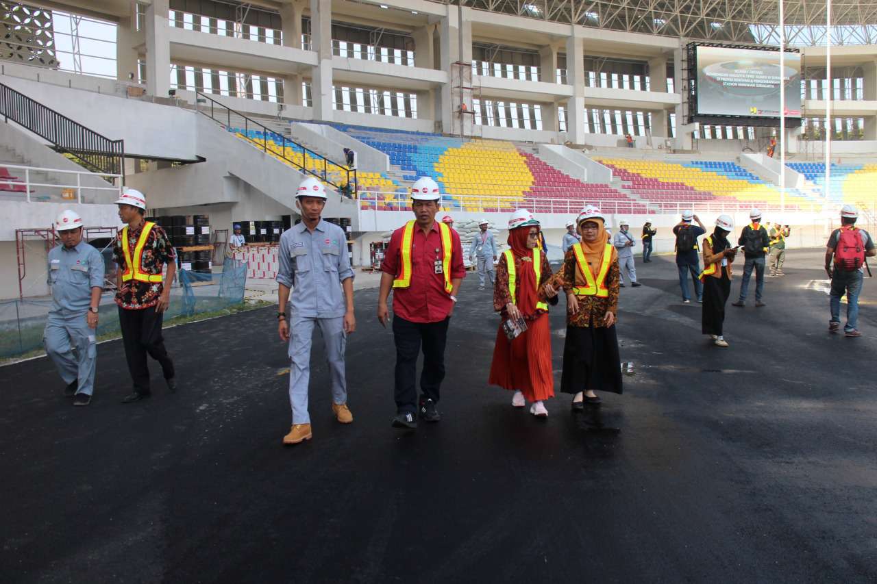 Anggota Komisi IV DPRD Solo meninjau proyek renovasi Stadion Manahan, Solo, Jawa Tengah, Rabu (24/7). (MP/Ismail)