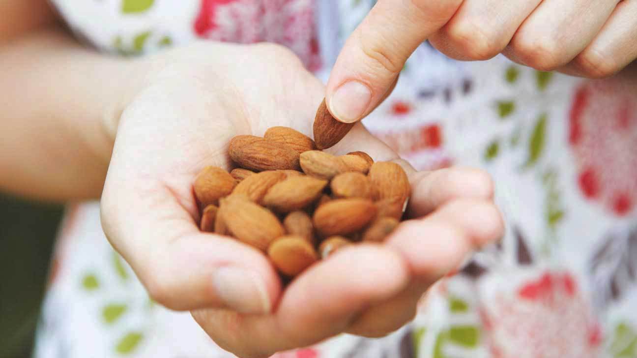 Kacang almond baik untuk kesehatan. (Foto Healthline) 