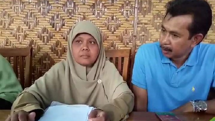 Niswatin Naimah (44) warga Dukuh Babadan, Desa Bentak, Kecamatan Sidoharjo, Kabupaten Sragen, Jawa Tengah memberikan keterangan pada media, Senin (18/3). (MP/Ismail)
