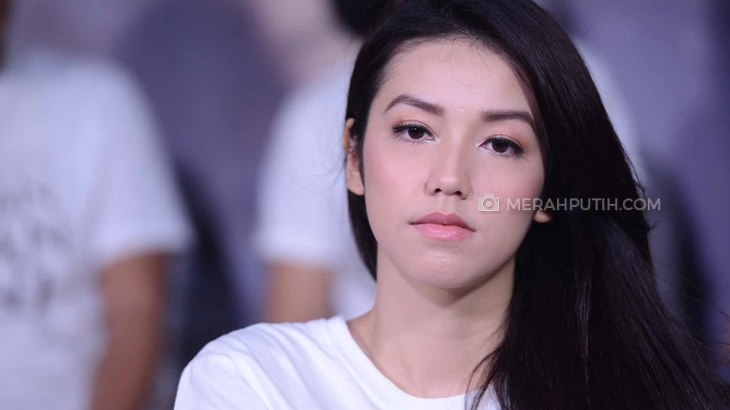Velove Vexia Mabuk Puisi
