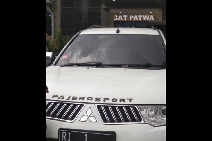 Mobil Pajero putih berpelat RI 1 palsu yang diamankan lantaran berusahan terobos Mabes Polri. ANTARA/HO- Ditlantas Polda Metro Jaya