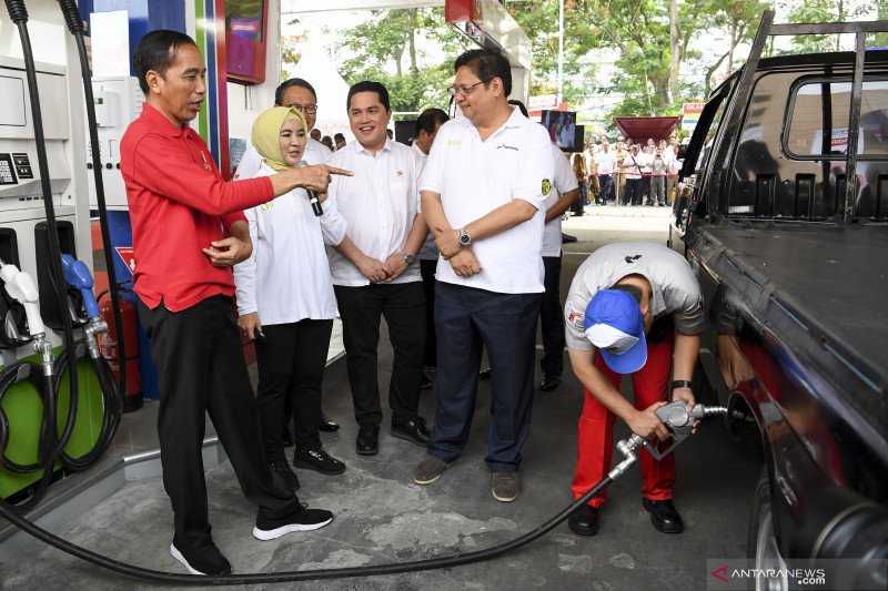 Presiden Joko Widodo (kiri) bersama Menko Perekonomian Airlangga Hartarto (kedua kanan), Menteri BUMN Erick Thohir (ketiga kanan), Menteri ESDM Arifin Tasrif (ketiga kiri) dan Direktur Utama Pertamina Nicke Widyawati (kedua kiri) menyaksikan pengisian bahan bakar Solar pada sebuah mobil saat peresmian implementasi program Biodiesel 30 persen (B30) di SPBU Pertamina MT Haryono, Jakarta, Senin (23/12/2019). . ANTARA FOTO/Hafidz Mubarak A/foc.