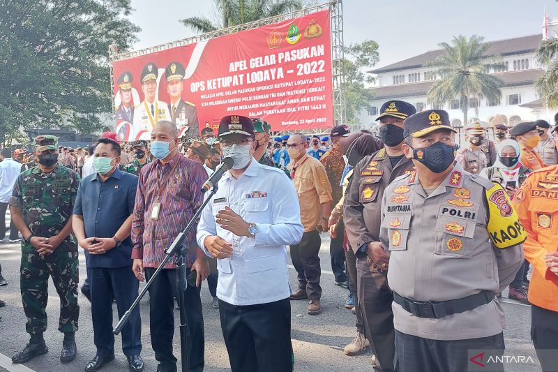 Gubernur Jawa Barat M Ridwan Kamil seusai menjadi inspektur upacara Apel Gelar Pasukan Operasi Ketupat Lodaya 2022 dalam Rangka Pengamanan ldul Fitri 1443 H/2022 Masehi Pada Masa Pandemi COVID-19 di Jalan Diponegoro Kota Bandung, Jumat (22/4/2022). (ANTARA/Ajat Sudrajat)