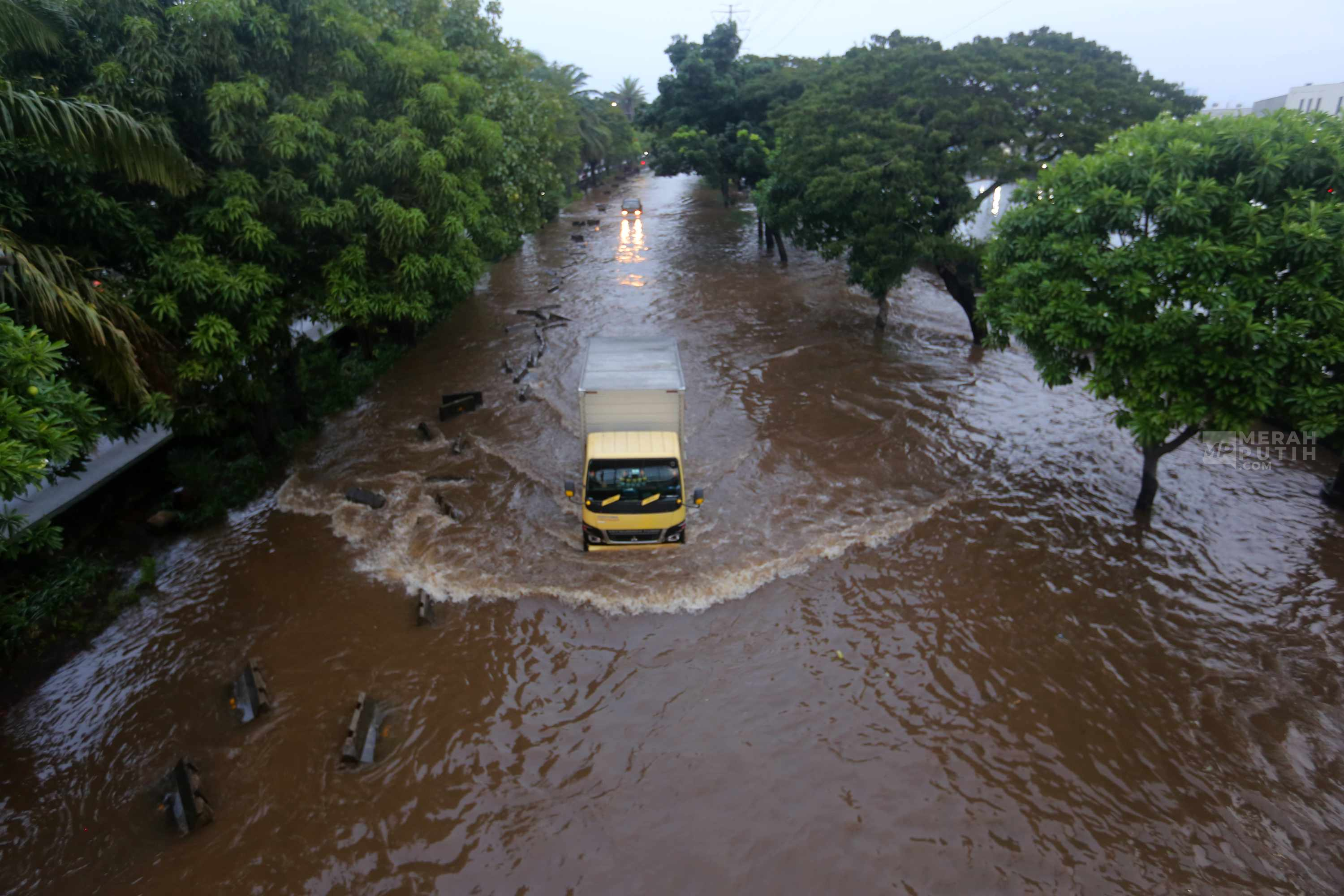 Melihat Banjir Setinggi 50 Sentimeter Rendam Jalan Daan Mogot, Cengkareng, Jakarta Barat 