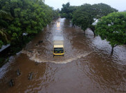 Melihat Banjir Setinggi 50 Sentimeter Rendam Jalan Daan Mogot, Cengkareng, Jakarta Barat 