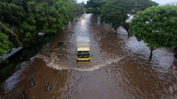 Melihat Banjir Setinggi 50 Sentimeter Rendam Jalan Daan Mogot, Cengkareng, Jakarta Barat 