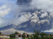 Sinabung Erupsi Setinggi 5 KM, Warga Diimbau Waspada Bahaya Lahar