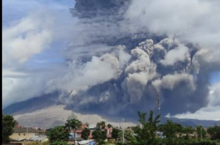 Sinabung Erupsi Setinggi 5 KM, Warga Diimbau Waspada Bahaya Lahar