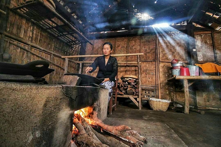  Kegiatan di dapur masyarakat Suku Osing. (Foto: instagram.com/ekopriyambudi)