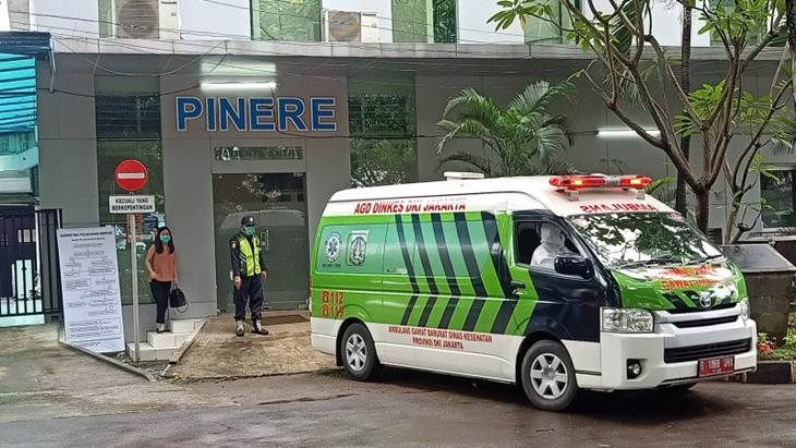 Petugas ambulans tiba di ruang isolasi Pinere RSUP Persahabatan, Pulogadung, Jakarta Timur, Kamis (12/4/2020). (ANTARA/Andi Firdaus)