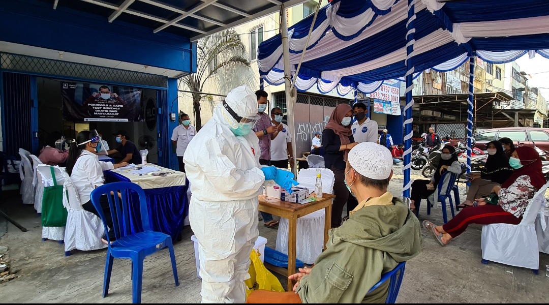 Anggota DPRD DKI Jakarta dari Fraksi PAN Lukmanul Hakim melaksanakan rapid test dan tes usap atau swab test gratis bagi warga tidak mampu di Daerah Pemilihan (Dapilnya) di wilayah Jakarta Barat, Rabu (14/10).