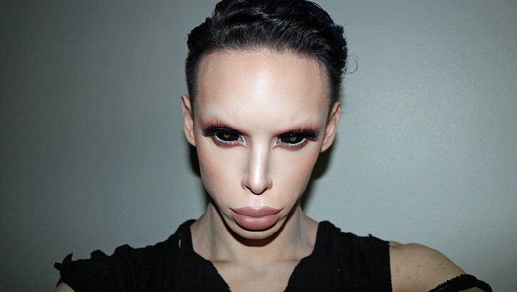Pria Ini Sulap Dirinya Jadi Alien Tanpa Gender