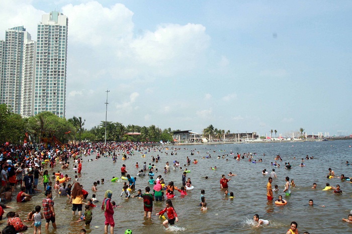 Kawasan wisata Pantai Ancol saat libur Natal dan Tahun Baru 2017. (Foto: MerahPutih/Dery Ridwansah)
