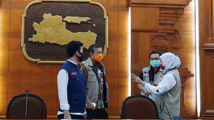 Gubernur Khofifah berbincang dengan Tim Gugus Tugas penanganan Covid-19 Jawa Timur