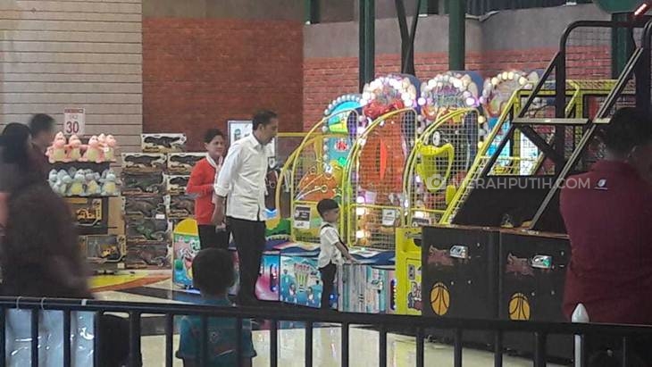 Mudik ke Solo, Jokowi Ajak Ethes Main ke Supermarket