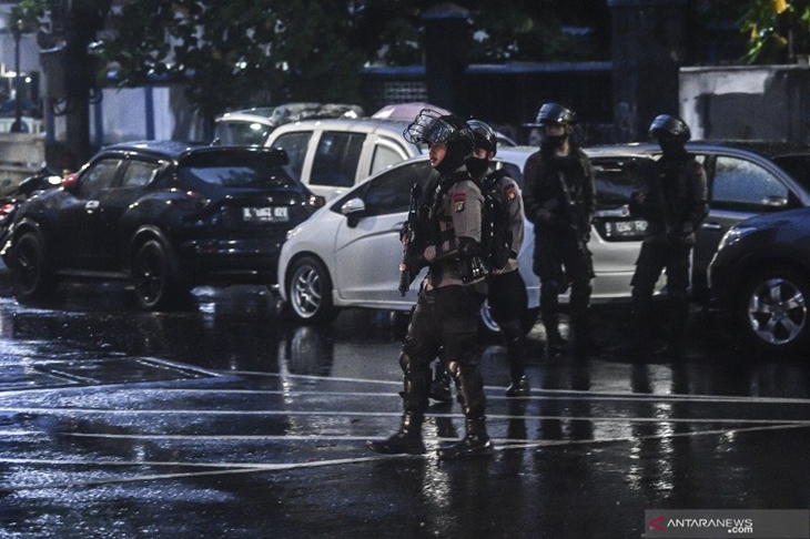 Personel kepolisian dengan rompi anti peluru dan senjata laras panjang berjaga di Mabes Polri, Jakarta, Rabu (31/3/2021). ANTARA FOTO/Muhammad Adimaja/wsj