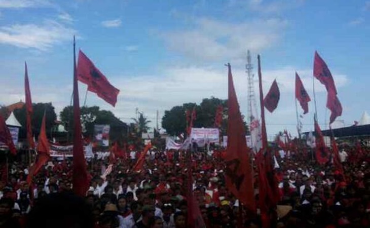 Massa pendukung Wayan Koster