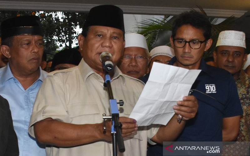 Pasangan Prabowo-Sandiaga saat deklarasi kemenangan versi sendiri di Kertanegara Jakarta Selatan
