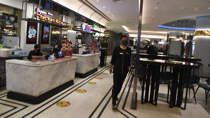 uasana pujasera di mall Senayan City, Jakarta, Senin (14/9/2020). ANTARA FOTO/Muhammad Adimaja/hp.