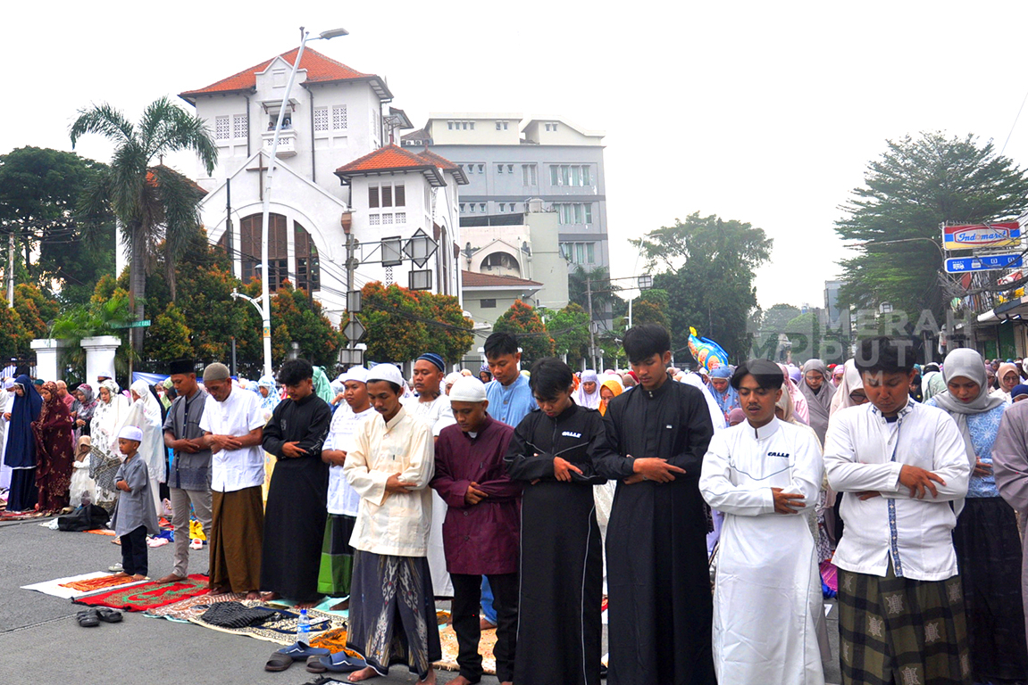 Khusyuk, Ribuan Umat Muslim Gelar Shalat Idul Fitri 1447 H Berjamaah di Jatinegara