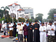 Khusyuk, Ribuan Umat Muslim Gelar Shalat Idul Fitri 1447 H Berjamaah di Jatinegara