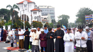 Khusyuk, Ribuan Umat Muslim Gelar Shalat Idul Fitri 1447 H Berjamaah di Jatinegara