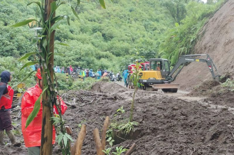Tanah Longsor di Poncokusumo Tutup Akses Menuju Gunung Bromo