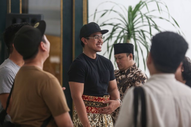 Putra bungsu Presiden Joko Widodo Kaesang Pangarep (tengah) mengikuti gladi bersih pernikahan di Royal Ambarukmo, Sleman, DI Yogyakarta, Selasa (6/12/2022). Gladi bersih tersebut sebagai persiapan kelancaran pelaksanaan akad nikah dan rangkaian prosesi pernikahan Kaesang Pangarep dan Erina Gudono. (ANTARA FOTO/Hendra Nurdiyansyah/rwa)