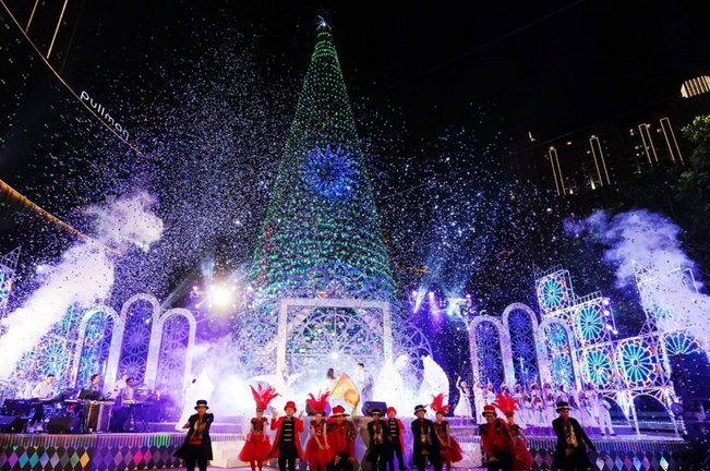 Dekorasi pohon Natal setinggi 38 meter di mal Central Park, Jakarta. (ANTARA/HO) 