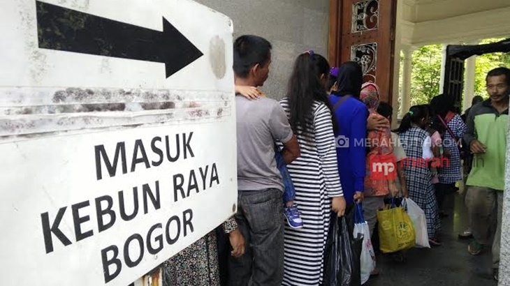 Warga antri di Pintu Masuk Kebun Raya Bogor