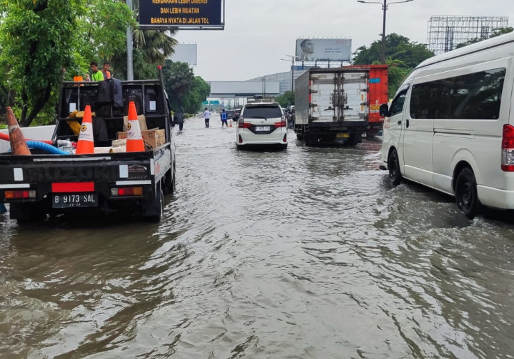 Akses Bandara Soetta Terendam, Jasa Marga Turunkan 9 Pompa di Tol Sedyatmo