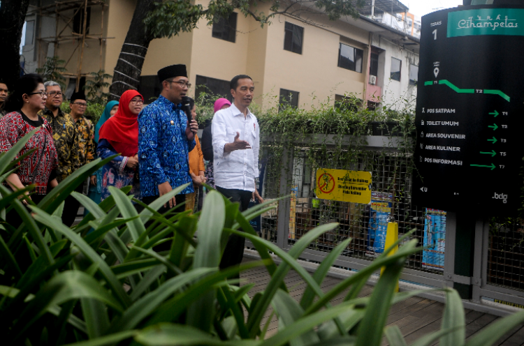 Diajak Kang Emil Belanja, Presiden Jokowi Beli Jaket Produk Bandung