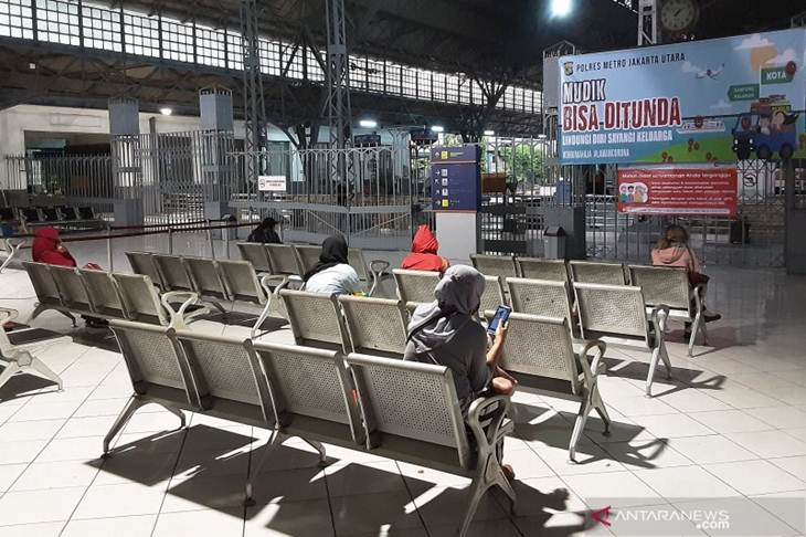 Suasana di Stasiun Kereta Api (KA) Tanjung Priok, Jakarta Utara terpantau sepi penumpang sejak aturan Pembatasan Sosial Berskala Besar (PSBB), Selasa (7/4/2020) (ANTARA/FAUZI LAMBOKA)