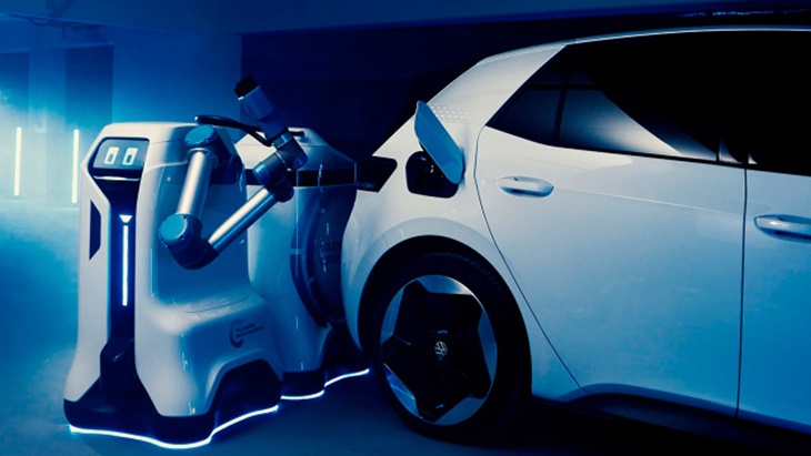 VW Pamerkan Robot Pengisi Daya Mobil Listrik