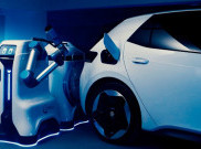 VW Pamerkan Robot Pengisi Daya Mobil Listrik