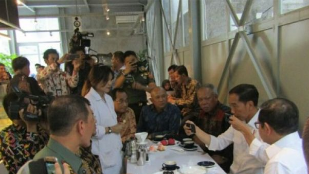 Seru! Jokowi Bikin Vlog Bareng Barista Bandung