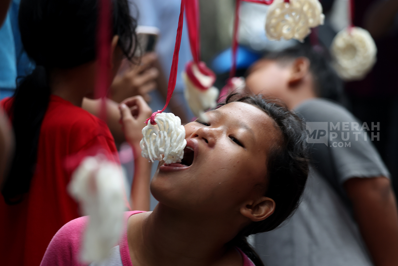 Serunya Lomba Makan Kerupuk Meriahkan HUT Ke-80 Kemerdekaan RI di Jakarta