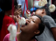 Serunya Lomba Makan Kerupuk Meriahkan HUT Ke-80 Kemerdekaan RI di Jakarta