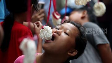 Serunya Lomba Makan Kerupuk Meriahkan HUT Ke-80 Kemerdekaan RI di Jakarta