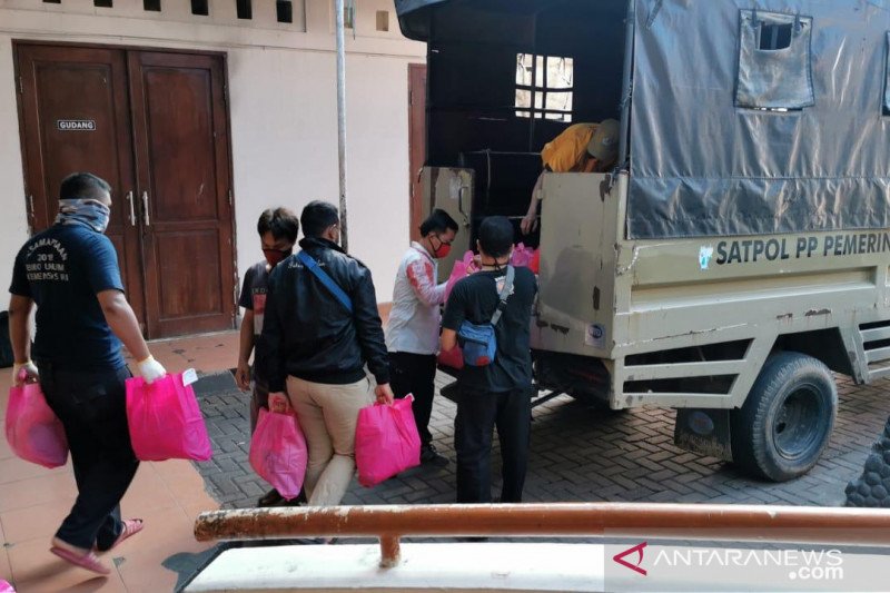 Petugas mengangkut bantuan sosial dari Kemensos yang segera disalurkan ke penyandang disabilitas terdampak COVID-19. (ANTARA/ (Humas Ditjen Rehabilitasi Sosial)