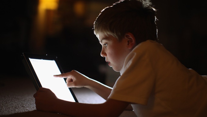 Anak bermain gadget