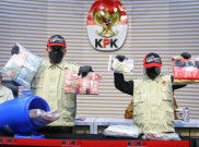 KPK Pamerkan Barang Bukti OTT Bupati Klaten, Gentong Biru Berisi Uang Rp1,2 Miliar