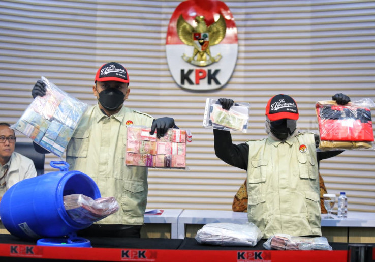 KPK Pamerkan Barang Bukti OTT Bupati Klaten, Gentong Biru Berisi Uang Rp1,2 Miliar