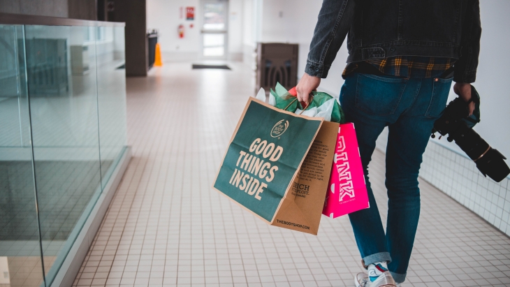 Gaya hidup minimalis berarti menyaring apa yang menjadi kebutuhan dan keinginan. (Foto: unsplash/Erik Mclean)