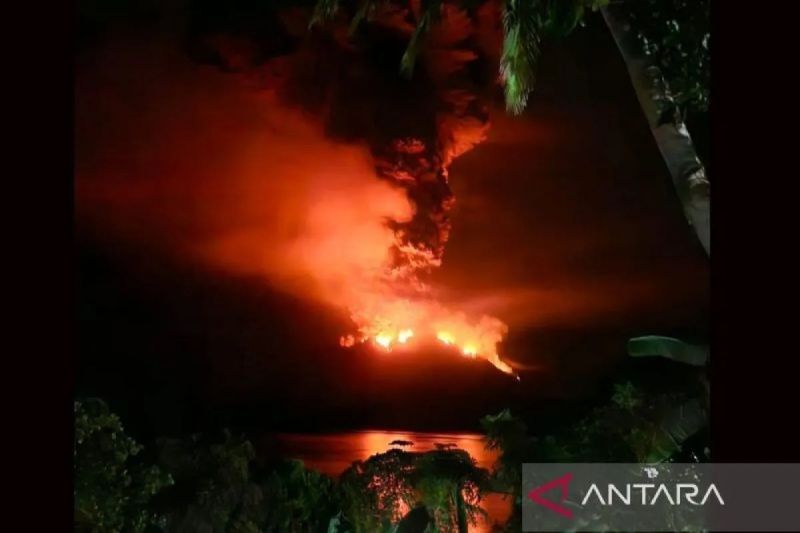 Erupsi Ekspolsif Gunung Ruang Akibatkan Hujan Batu dan Pasir di Pulau Tagulandang
